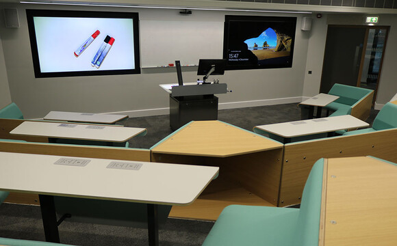 An der Universität Warwick ermöglichen WolfVision Dokumentenkameras die Bildschirmdarstellung von Live-Materialien im Unterrichtsraum